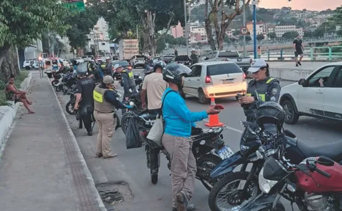 
          Imagem ilustrativa da imagem 30 motociclistas são multados por dia sem capacete no ES
          