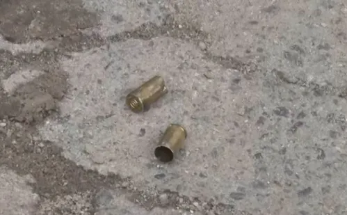 
          Imagem ilustrativa da imagem Açougueiro chega para trabalhar e é baleado com vários tiros na cabeça na Serra
          