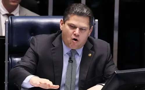 
          Imagem ilustrativa da imagem Alcolumbre vai promulgar fim da escala 6x1 nesta sexta
          