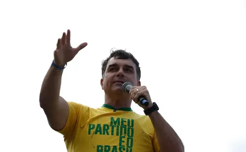 
          Imagem ilustrativa da imagem Aliado de Trump diz que Flávio Bolsonaro chegou aos EUA
          