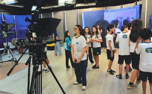 
          Imagem ilustrativa da imagem Alunos conhecem bastidores da TV, do jornal, do site e do rádio
          