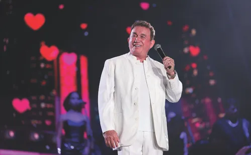 
          Imagem ilustrativa da imagem Amado Batista celebra 50 anos de carreira com show no ES
          