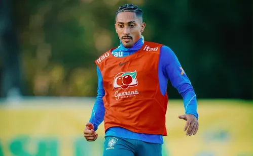 
          Imagem ilustrativa da imagem Ancelotti testa Raphinha como falso 9 em treino da seleção
          