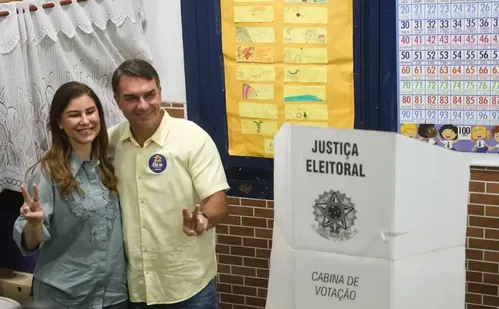 
          Imagem ilustrativa da imagem Ao votar no Rio de Janeiro, Flávio diz que representa a mudança
          