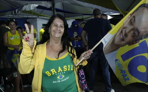 
          Imagem ilustrativa da imagem Apoiadores de Lorenzo Pazolini comemoram vitória para o governo do ES
          