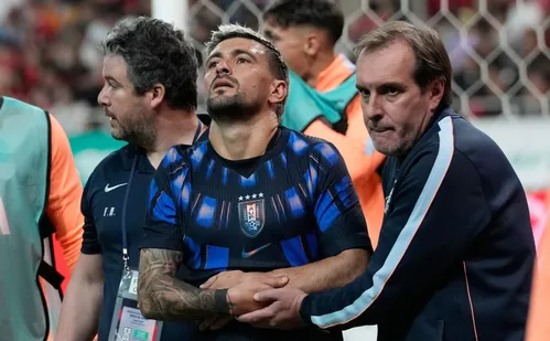 
          Imagem ilustrativa da imagem Arrascaeta fratura o punho em amistoso e desfalca o Flamengo
          