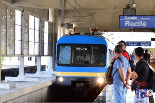 
          Imagem ilustrativa da imagem Árvore derruba rede elétrica e paralisa Linha Centro do Metrô
          