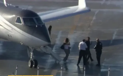 
          Imagem ilustrativa da imagem Avião em que Flávio Bolsonaro saiu do Brasil pousa em Miami
          