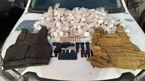
          Imagem ilustrativa da imagem BEPI apreende 7,5 kg de cocaína e arma e prende homem na zona rural de Surubim
          