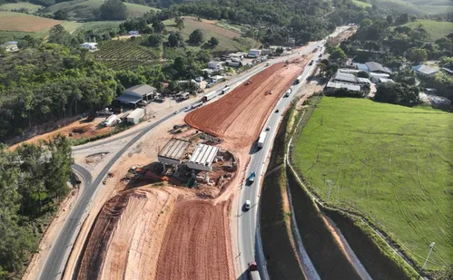 
          Imagem ilustrativa da imagem BR-101 terá interdição total para fragmentação de rochas em Fundão
          
