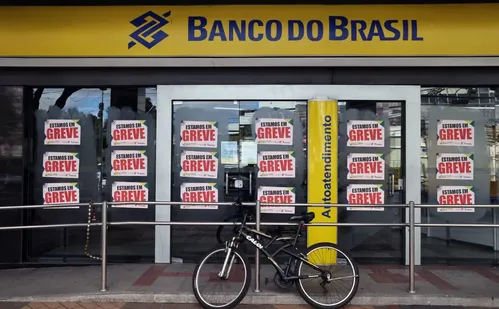 
          Imagem ilustrativa da imagem Bancários do BB e da Caixa mantém greve por tempo indeterminado no ES
          