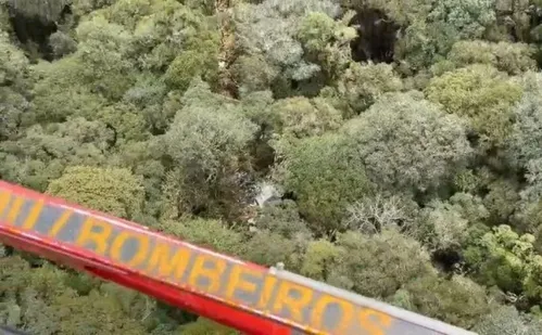 
          Imagem ilustrativa da imagem Bombeiros divulgam imagens dos destroços do helicóptero que levava Rick; veja
          