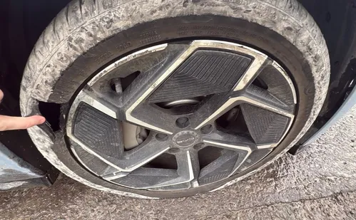 
          Imagem ilustrativa da imagem Buraco em rodovia fura pneus de quatro carros em curto período de tempo
          