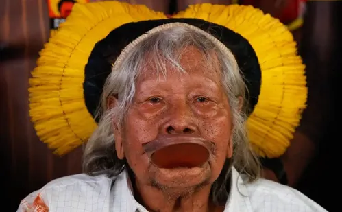 
          Imagem ilustrativa da imagem Cacique Raoni é diagnosticado com câncer aos 94 anos e recebe cuidados paliativos
          