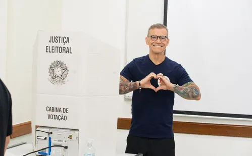 
          Imagem ilustrativa da imagem Candidato à reeleição, Fabiano Contarato (PT) vota em faculdade de Vitória
          