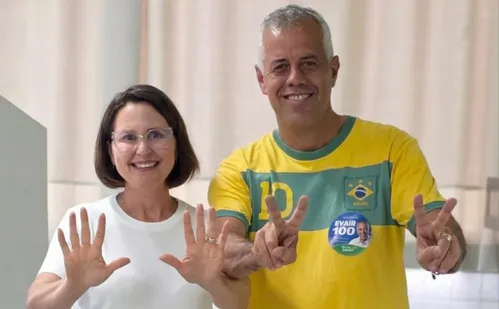 
          Imagem ilustrativa da imagem Candidato ao Senado, Evair de Melo (Rep.) vota em Venda Nova do Imigrante
          