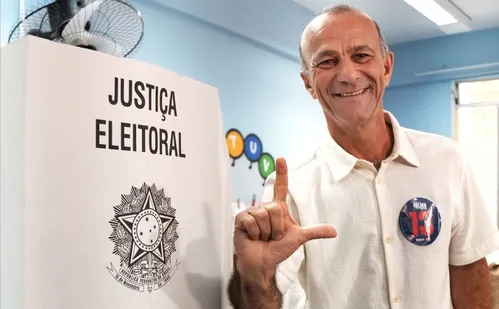 
          Imagem ilustrativa da imagem Candidato ao governo do Estado, Helder Salomão (PT) vota em Cariacica
          