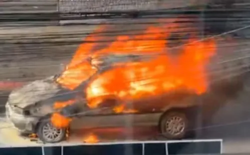 
          Imagem ilustrativa da imagem Carro pega fogo com mãe e filha de 2 anos dentro em Vila Velha
          