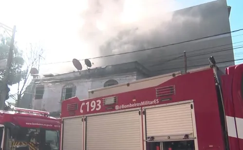 
          Imagem ilustrativa da imagem Casa de dois andares pega fogo e é destruída em Vila Velha
          