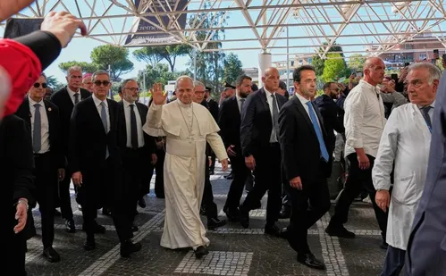 
          Imagem ilustrativa da imagem Cirurgia do papa Leão 14 foi um sucesso, diz Vaticano
          