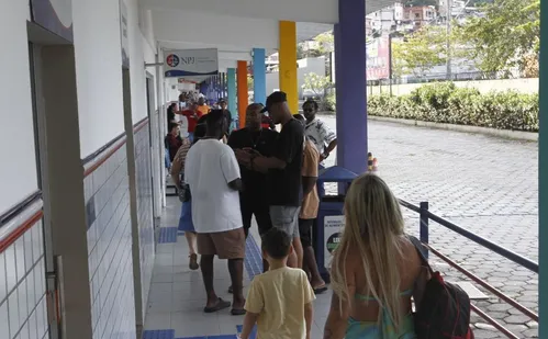 
          Imagem ilustrativa da imagem Colégios eleitorais sem tumulto perto do fim da votação
          