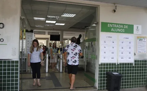 
          Imagem ilustrativa da imagem Colégios eleitorais sem tumulto perto do fim da votação
          