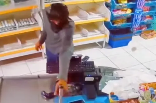 
          Imagem ilustrativa da imagem Comerciante é morto a tiros dentro da própria mercearia em Paulista
          