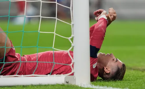 
          Imagem ilustrativa da imagem Cristiano Ronaldo falta a treino de Portugal após ficar no banco
          