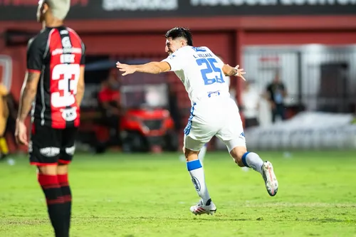 
          Imagem ilustrativa da imagem Cruzeiro bate Vitória de virada fora de casa e se recupera no Brasileirão
          