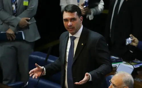 
          Imagem ilustrativa da imagem Defesa de Flávio Bolsonaro tentou levar caso Dark Horse a Mendonça
          