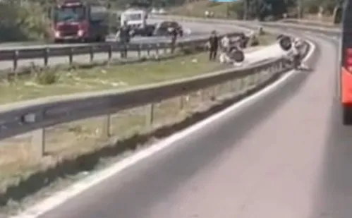 
          Imagem ilustrativa da imagem Duas pessoas ficam feridas após carro capotar na BR-101, em Guarapari
          