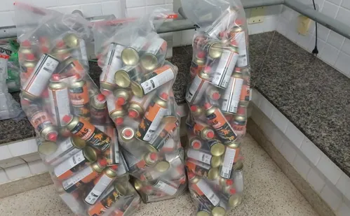 
          Imagem ilustrativa da imagem Dupla é presa com 1,1 mil frascos de lança-perfume na BR-101 em Anchieta
          
