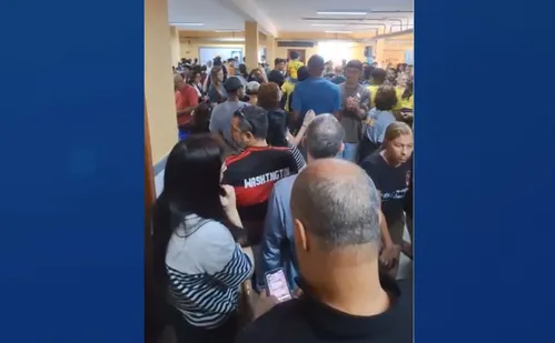 
          Imagem ilustrativa da imagem Eleitor capixaba enfrenta filas em zonas eleitorais neste domingo
          