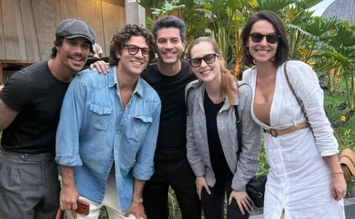 
          Imagem ilustrativa da imagem Elenco de Rebelde é criticado por foto sorrindo após velório de Lua Blanco
          