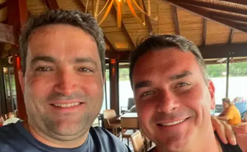 
          Imagem ilustrativa da imagem Emails indicam que Flávio Bolsonaro dividia conta com suspeito de lavar dinheiro
          