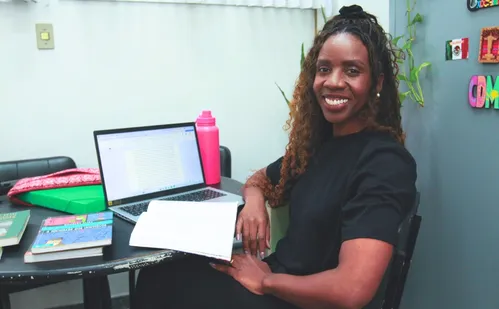 
          Imagem ilustrativa da imagem Empregada doméstica vira doutora em Educação
          
