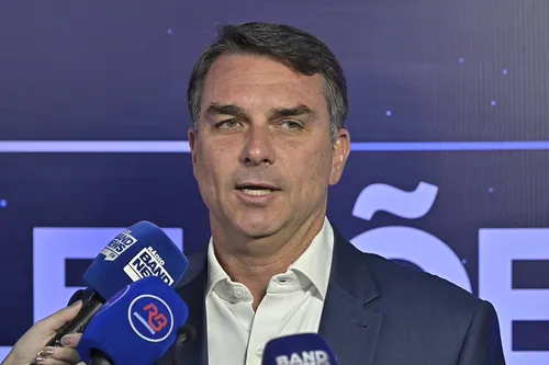 
          Imagem ilustrativa da imagem "Esfregar algumas verdades na cara dele", diz Flávio
          