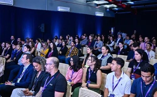 
          Imagem ilustrativa da imagem Evento em faculdade reúne empresários e alunos para discutir negócios e tecnologia
          