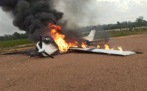 
          Imagem ilustrativa da imagem FAB intercepta aeronave da Bolívia; piloto faz pouso forçado e ateia fogo em avião
          