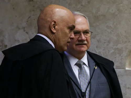 
          Imagem ilustrativa da imagem Fachin retira Moraes da relatoria do inquérito das Fake News no STF
          