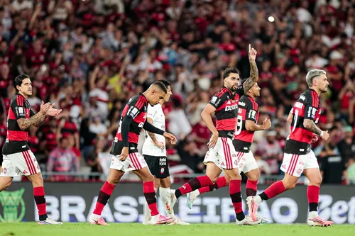 
          Imagem ilustrativa da imagem Flamengo vence o Corinthians no fim e retoma liderança
          
