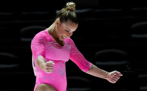 
          Imagem ilustrativa da imagem Flávia Saraiva é ouro nas assimétricas da Copa do Mundo de ginástica
          