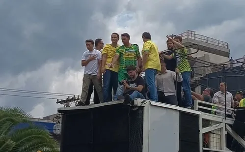 
          Imagem ilustrativa da imagem Flávio Bolsonaro chama pai de 'professor' em ato com Tarcísio no ES
          
