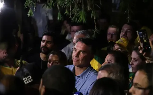 
          Imagem ilustrativa da imagem Flávio Bolsonaro impõe condições para liberar sigilos
          