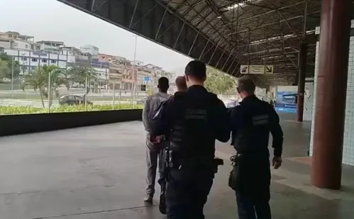 
          Imagem ilustrativa da imagem Foragido por tráfico de drogas é preso em obra na Rodoviária de Vitória
          