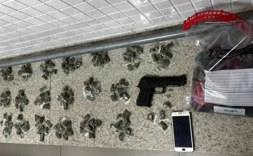 
          Imagem ilustrativa da imagem Grupo suspeito foge da polícia em Vitória e homem é preso com drogas
          
