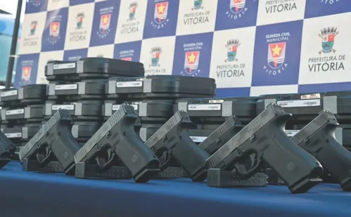 
          Imagem ilustrativa da imagem Guarda de Vitória recebe 16 viaturas e 180 pistolas
          
