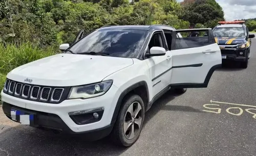 
          Imagem ilustrativa da imagem Homem compra carro pela internet e paga com roupas. Veículo era roubado
          