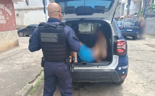 
          Imagem ilustrativa da imagem Homem é preso por ameaçar familiares e colocar fogo em móveis dentro de casa
          