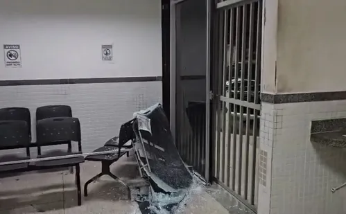 
          Imagem ilustrativa da imagem Homem invade delegacia, provoca quebra-quebra e é preso na Serra
          